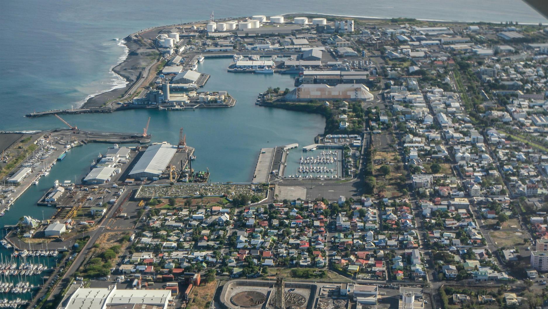 Die Stadt Le Port ist das Ziel für Segelboote, da hier die Einklarierung stattfindet. Unsere Anlaufstelle ist die Marina "Plaisance des Galets", die sich in der Mitte des Bildes befindet.
